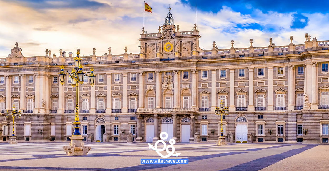 القصر الملكي بمدريد في إسبانيا 