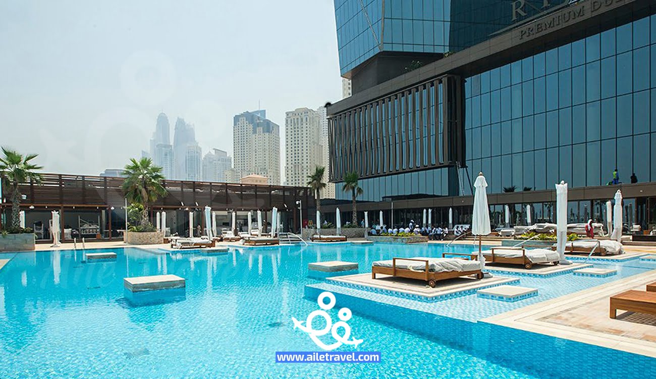 المسبح الخارجي في فندق ريكسوس جي بي ار دبي