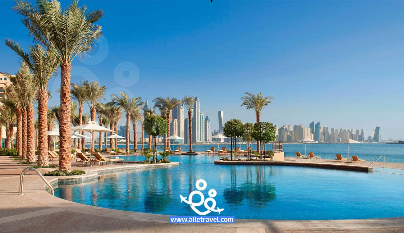 المسبح الخارجي في فندق فيرمونت دبي النخلة