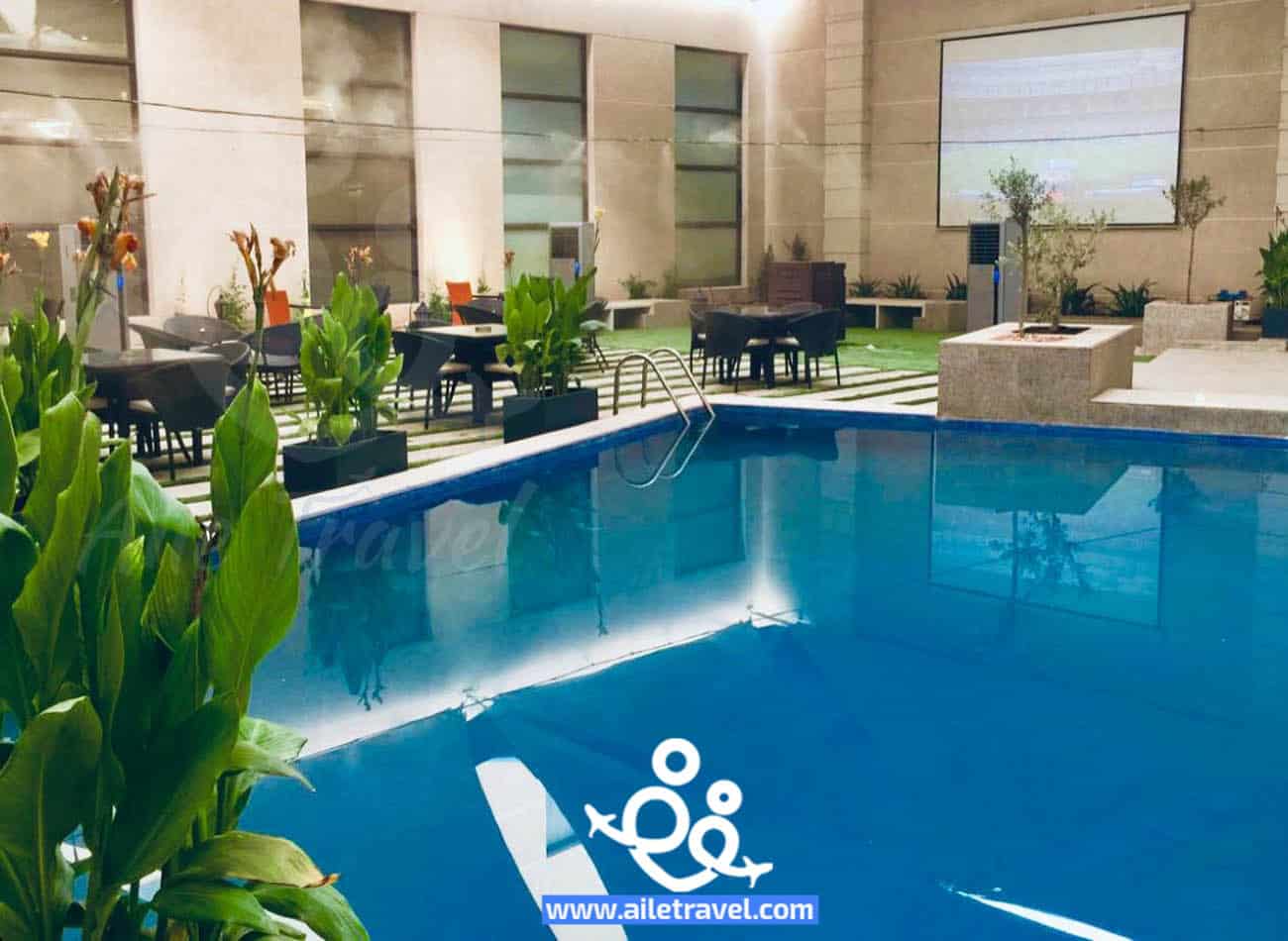 المسبح في فندق فوياج الرياض