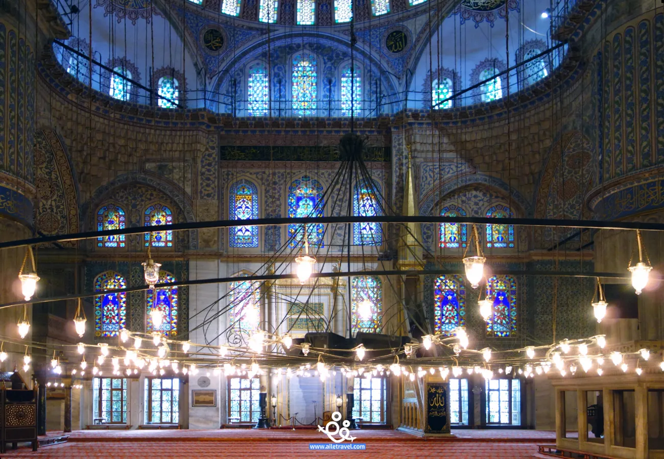المصلى والحائط الرئيسي داخل مسجد السلطان احمد
