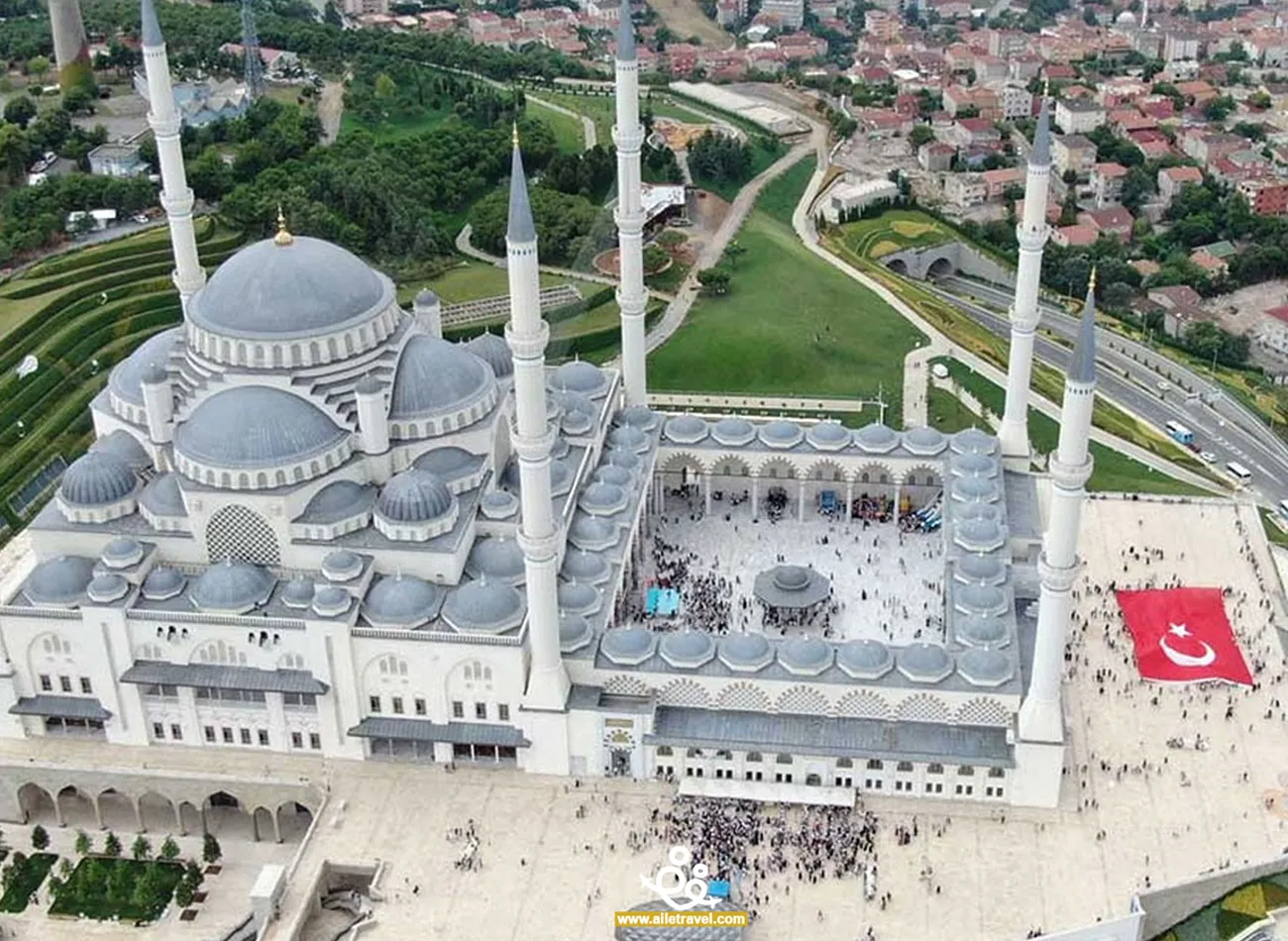 جامع تشامليجا من الأعلى والعلم التركي بجانبه